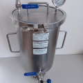 Stainless steel vessel for cold hopping, for breweries, to connect to the upper arched bottom of the tank