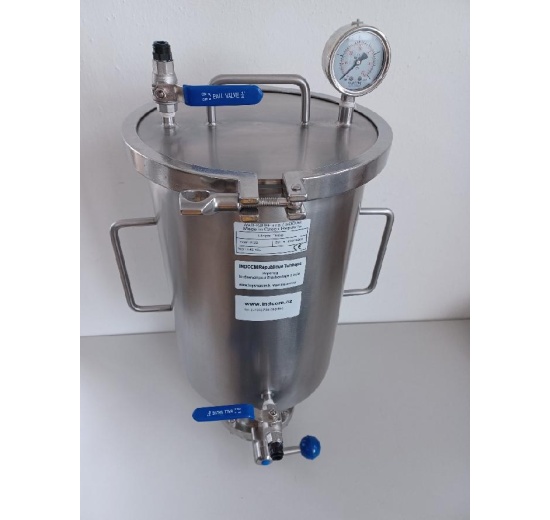 Stainless steel vessel for cold hopping, for breweries, to connect to the upper arched bottom of the tank