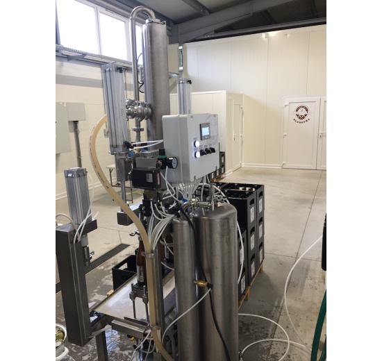 Poloautomatická mycí linka na plnění piva do láhví ze skla