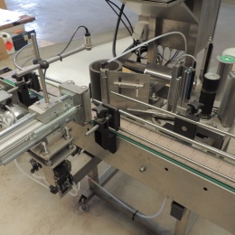 Automatic labeling machine for beverage production