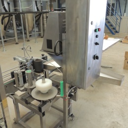 Labeling machine for beverage production