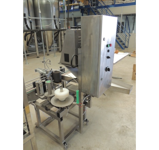 Labeling machine for beverage production