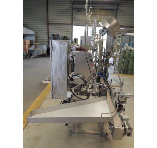 Labeling machine to apply self-adhesive labels to glass bottles