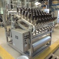 Automatic filling machine for drinks in a glass bottle