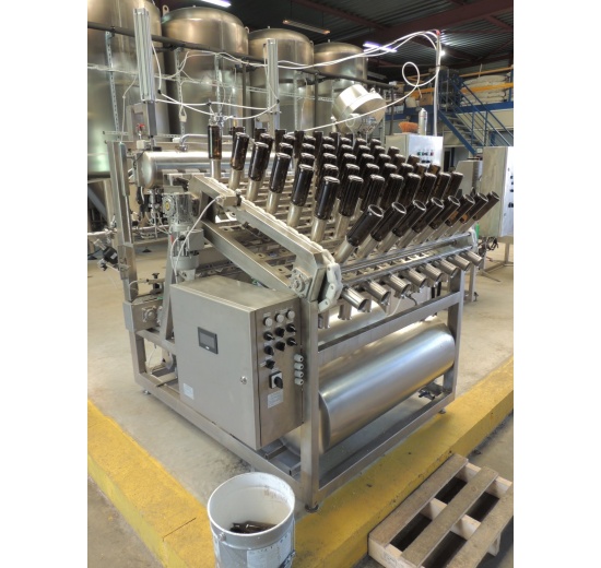 Automatic filling machine for drinks in a glass bottle