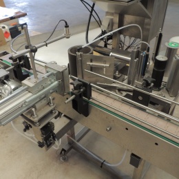 Automatic labeling machine for beverage production