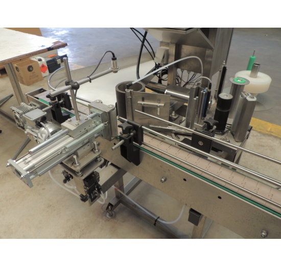 Automatic labeling machine for beverage production