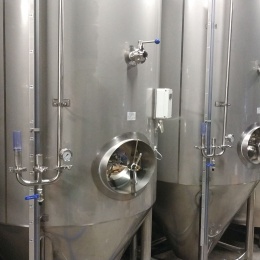 Bunging apparatus in the brewery