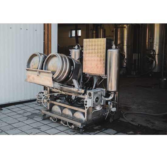 Filling and washing machine for KEG