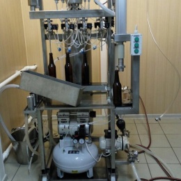 Poloautomatická mycí linka na plnění piva do láhví ze skla