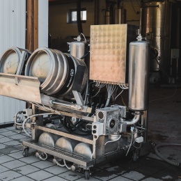 Filling and washing machine for KEG