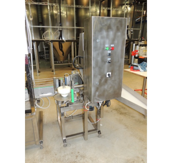 Labeling machine for glass bottles