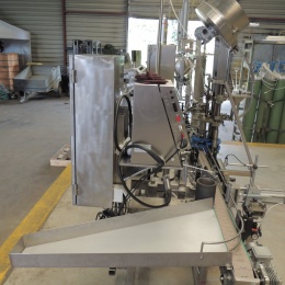 Labeling machine to apply self-adhesive labels to glass bottles