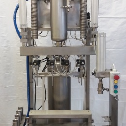 Movable filling line for bottling beverage in bottles