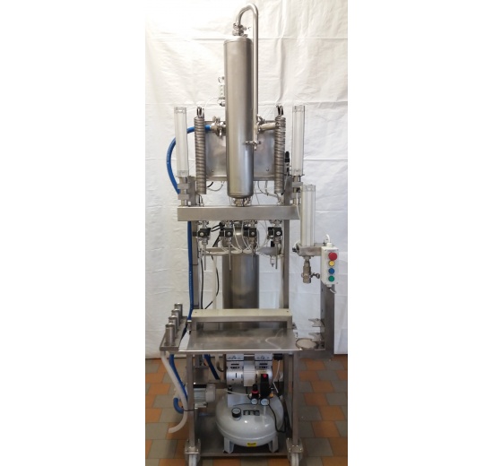 Movable filling line for bottling beverage in bottles