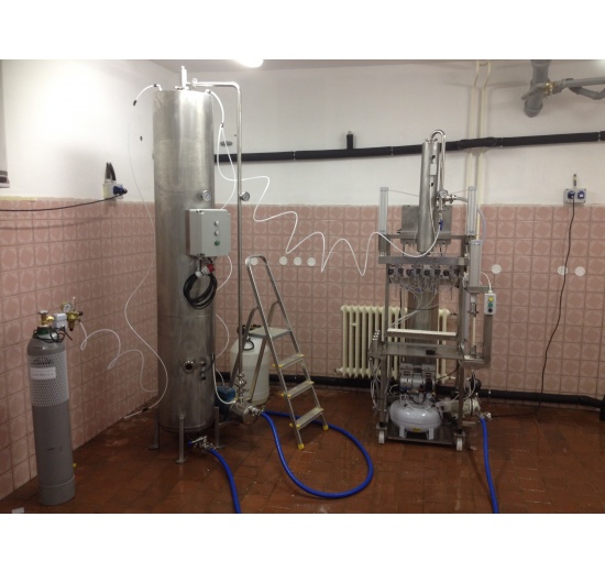 Poloautomatická mycí linka na plnění piva do láhví ze skla